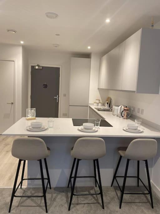 Modern Trafford 1Br Apartment-Free Parking-Cinema Room مانشستر المظهر الخارجي الصورة