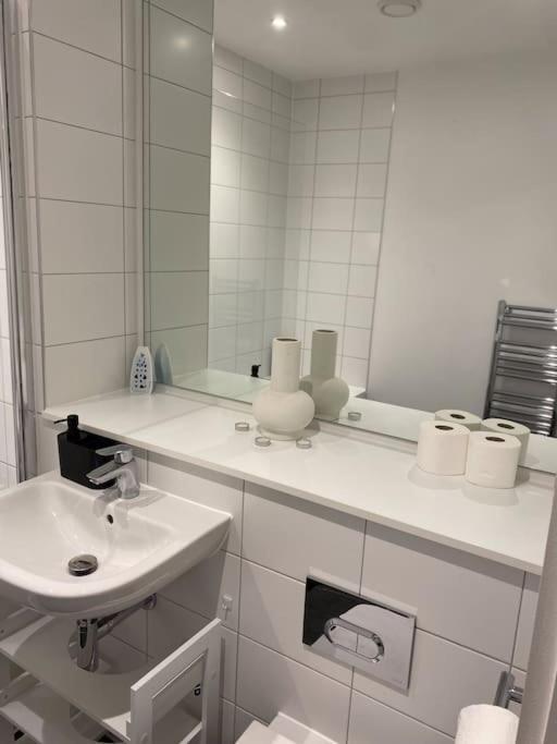 Modern Trafford 1Br Apartment-Free Parking-Cinema Room مانشستر المظهر الخارجي الصورة