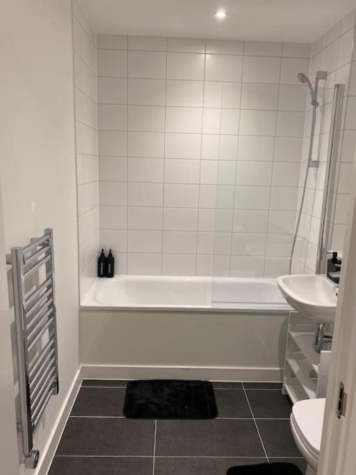 Modern Trafford 1Br Apartment-Free Parking-Cinema Room مانشستر المظهر الخارجي الصورة