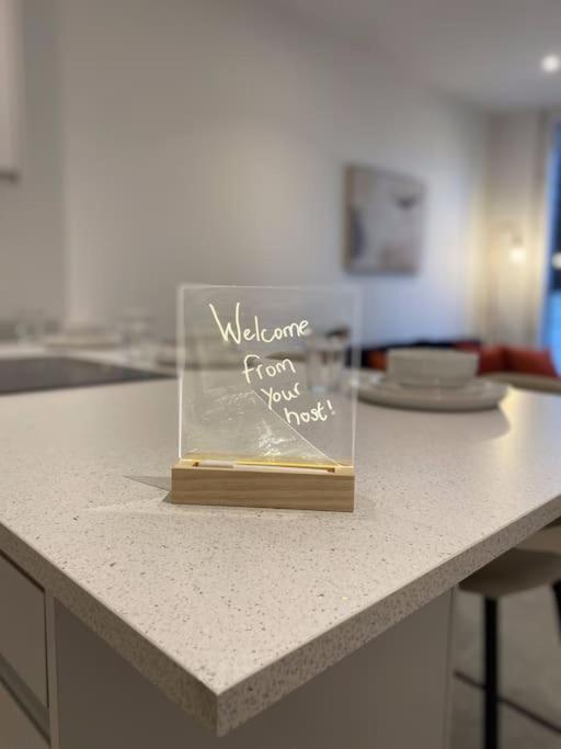 Modern Trafford 1Br Apartment-Free Parking-Cinema Room مانشستر المظهر الخارجي الصورة