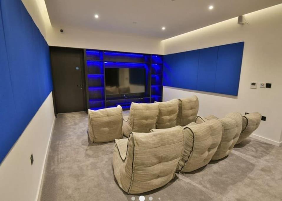 Modern Trafford 1Br Apartment-Free Parking-Cinema Room مانشستر المظهر الخارجي الصورة