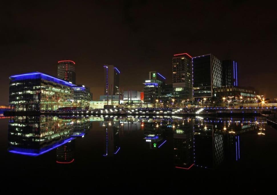 Modern Trafford 1Br Apartment-Free Parking-Cinema Room مانشستر المظهر الخارجي الصورة