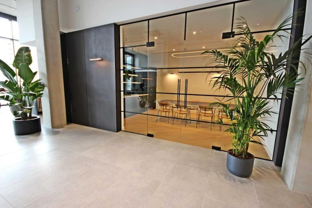Modern Trafford 1Br Apartment-Free Parking-Cinema Room مانشستر المظهر الخارجي الصورة