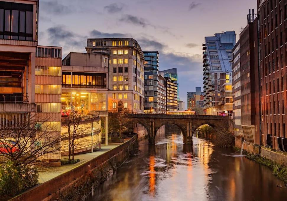 Modern Trafford 1Br Apartment-Free Parking-Cinema Room مانشستر المظهر الخارجي الصورة
